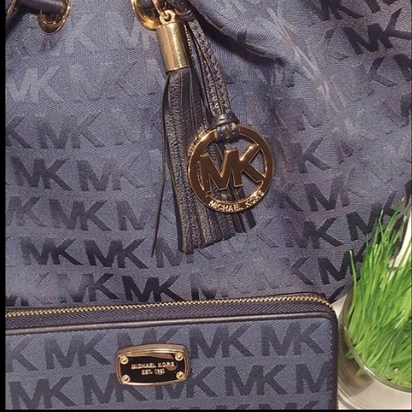 Bundle of Michael Kors Monogram Canvas Navy Tote & Continental Wallet Wristlet - Picture 2 of 16